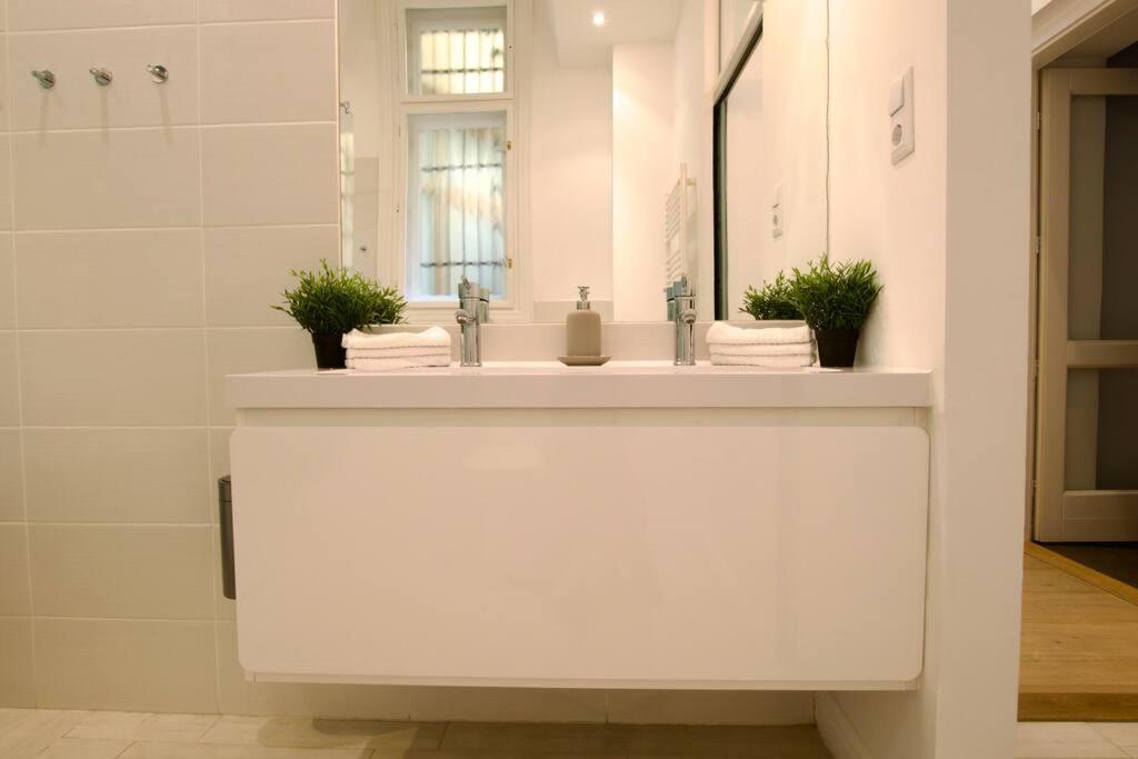 Premium Apartment By Hi5- Anker Apartment Budapesta Exterior foto