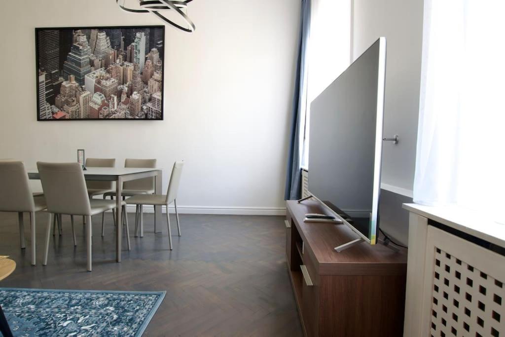 Premium Apartment By Hi5- Anker Apartment Budapesta Exterior foto
